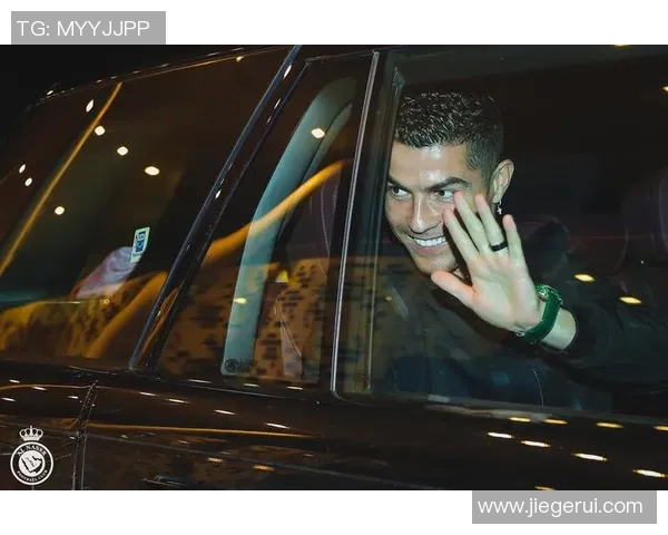 足球明星乘坐大巴车的精彩瞬间视频曝光引发球迷热议与期待