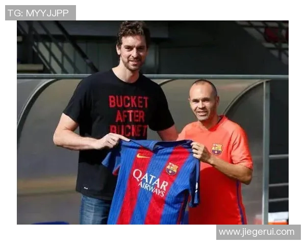 足球明星跨界挑战篮球场搞笑瞬间引发全网热议