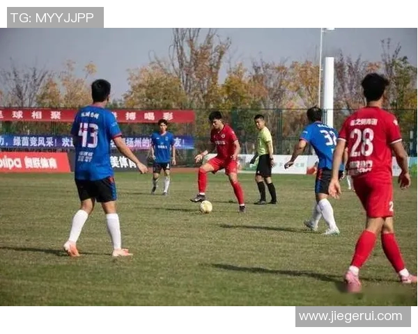 足球场上的璀璨星光各路足球明星精彩踢球瞬间尽显风采