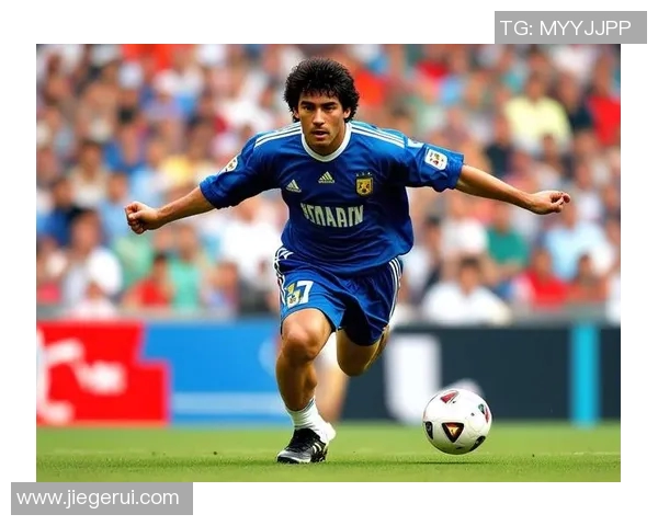 足球明星在绿茵场上展现风采踩单车技巧尽显魅力与激情