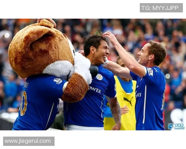 卡罗与足球明星的精彩瞬间照片集锦展现他们的激情与梦想