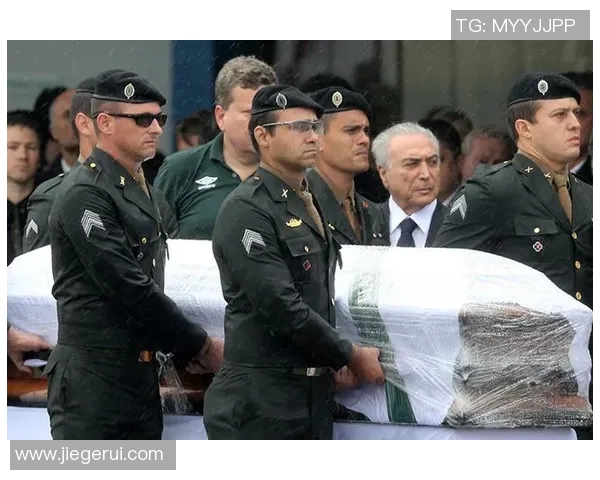 足球明星不幸遇难飞机失事事件引发全球哀悼与关注