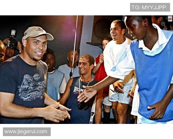 足球明星重返贫民窟探访故乡激励青少年追梦之旅